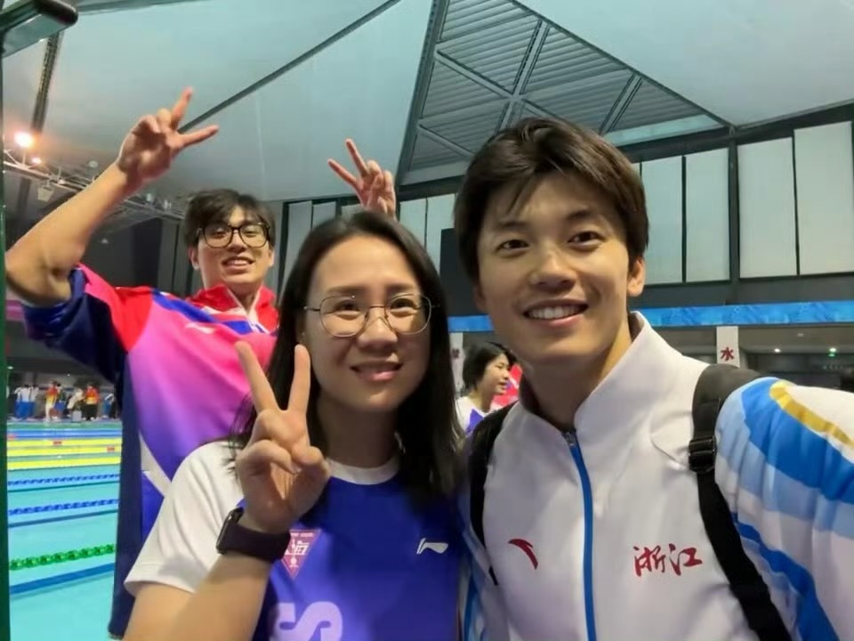 冷知识，顺🫘上合照（图1）里的这位上海队👩🏻教练的孩子以前也跟顺合过影……