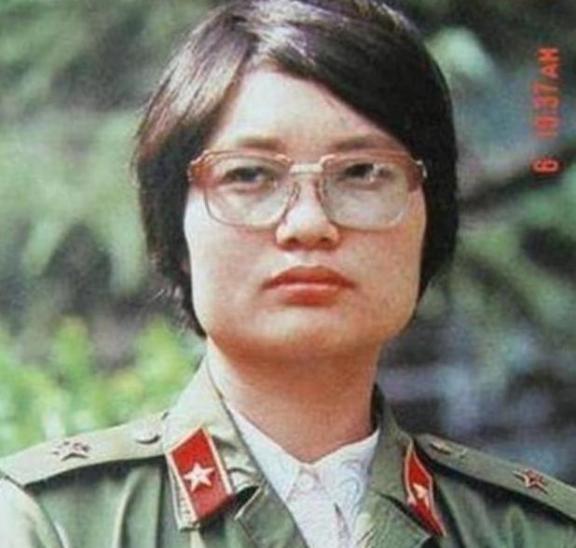 1986年4月，23岁女医护刘亚玲以请假回家探亲为由，偷偷跑到老山前线救治伤员战