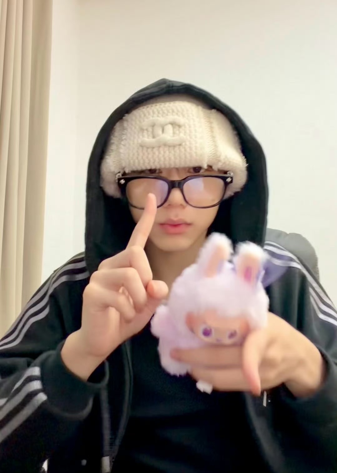 陈奕恒拆盲盒vlogTF家族成员在中秋期间发布了一条长达18分钟的开箱vlog，