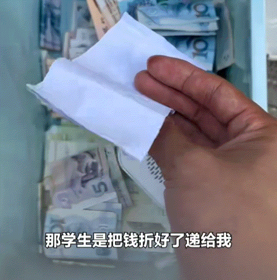 “气笑了”！贵州黔西南，一男子在学校门口卖面包，而放学时来买面包的学生就特别多，