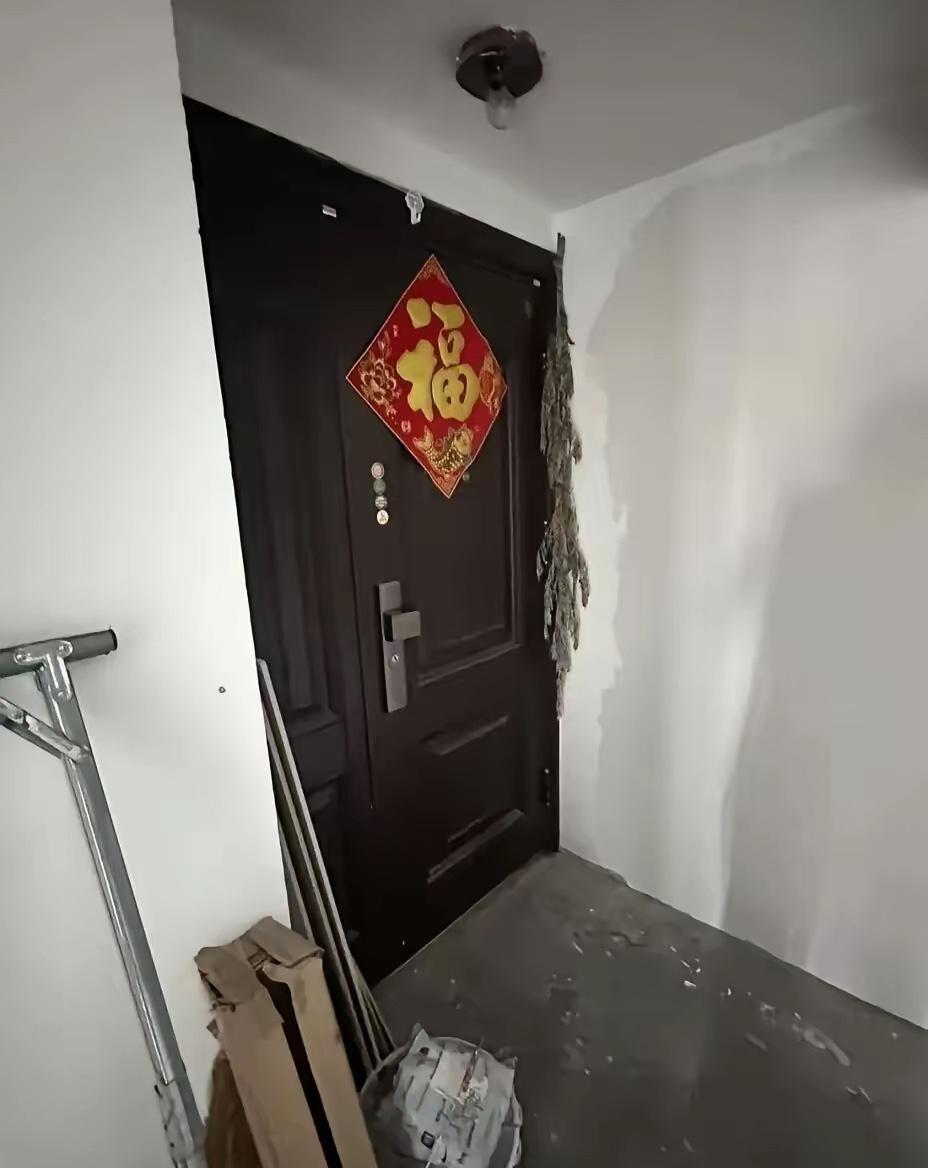 “真是什么人都有！”上海闵行，男子自家复式楼上下两层有近10平米公共楼道，结果被