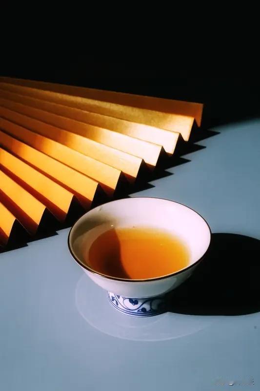 生活这杯茶，苦一阵子就回甘了

楼下茶馆的老板娘泡茶有个习惯，头道茶总要倒掉。我