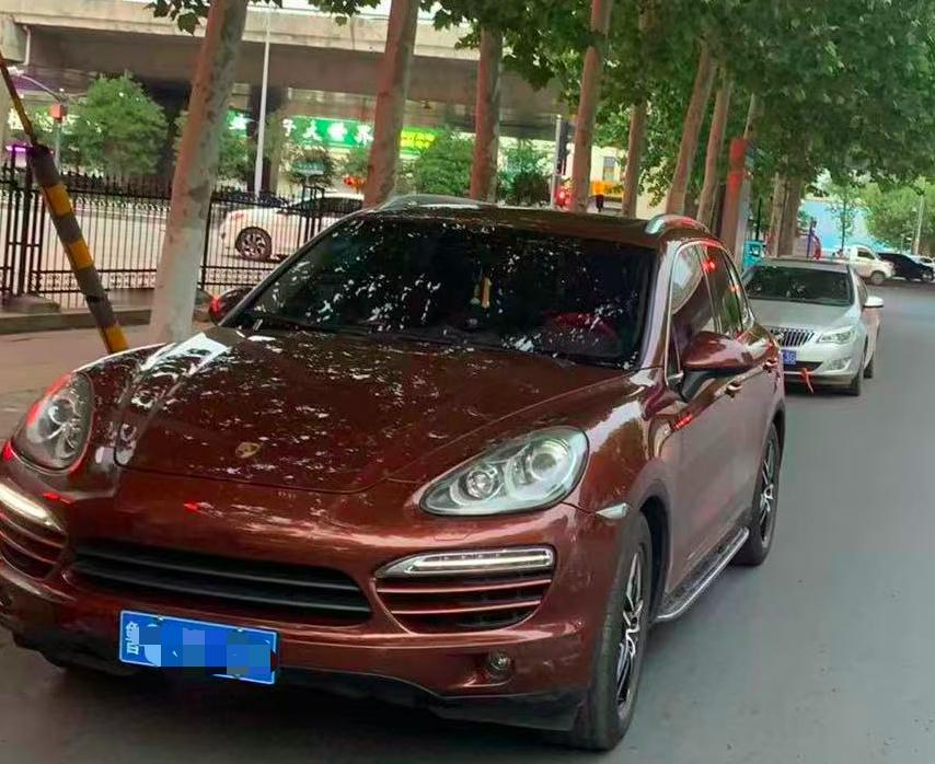 女子买二手卡宴被隐瞒伤亡事故4年【女子花48万买二手保时捷卡宴，4年后才知道车身