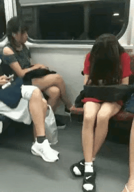 公交车上，红衣女子也不知道是干什么工作的，竟然劳累到这程度了，太吓人了。