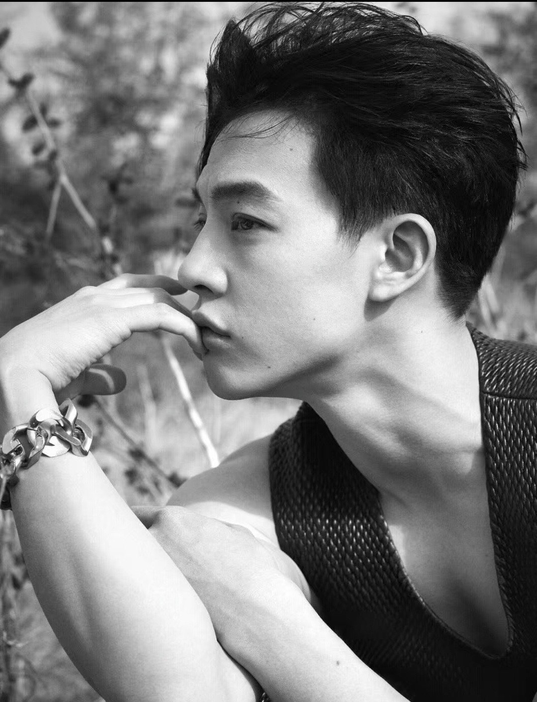 尹昉的欲感 尹昉真的不一样！欲感完完全全从眼睛里面透出来骨相看着很周正硬朗，眉眼