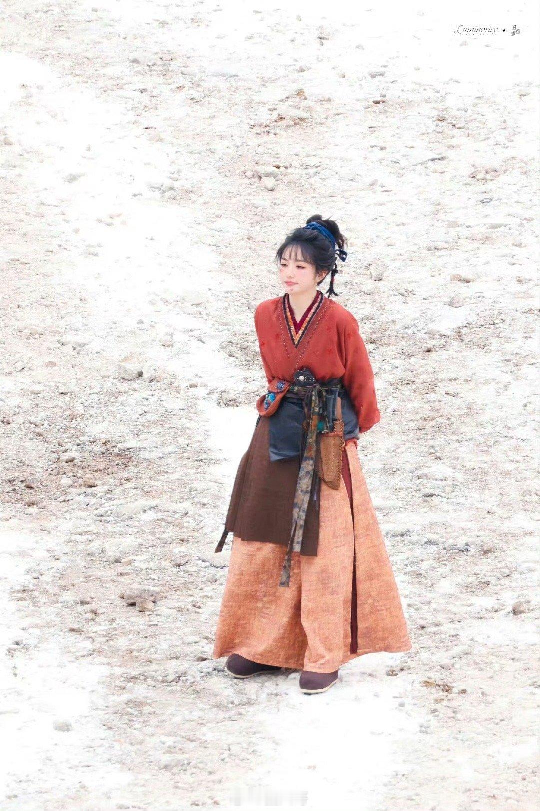 田曦薇逐玉屠户女雪地路透 哇塞！！！田曦薇这次主演的电视剧《逐玉》一改往日的红衣