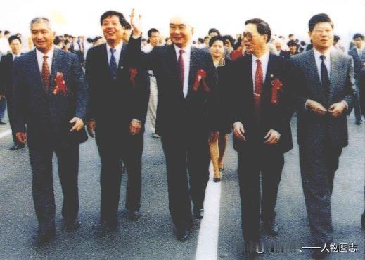 1994年10月16日,荣毅仁(中)，荣智健(左一]参加宝界双虹通车仪式。