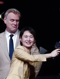 你看看那个外国人的表情，就知道这个“缺钙”主持人有多招人嫌了！