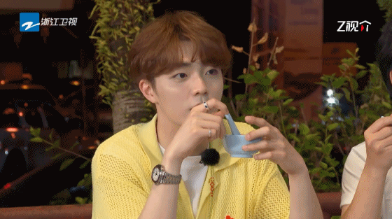 #吴奇隆好像在给陈立农画饼#  吴奇隆好像给陈立农画饼，但是我又没有证据！看来大