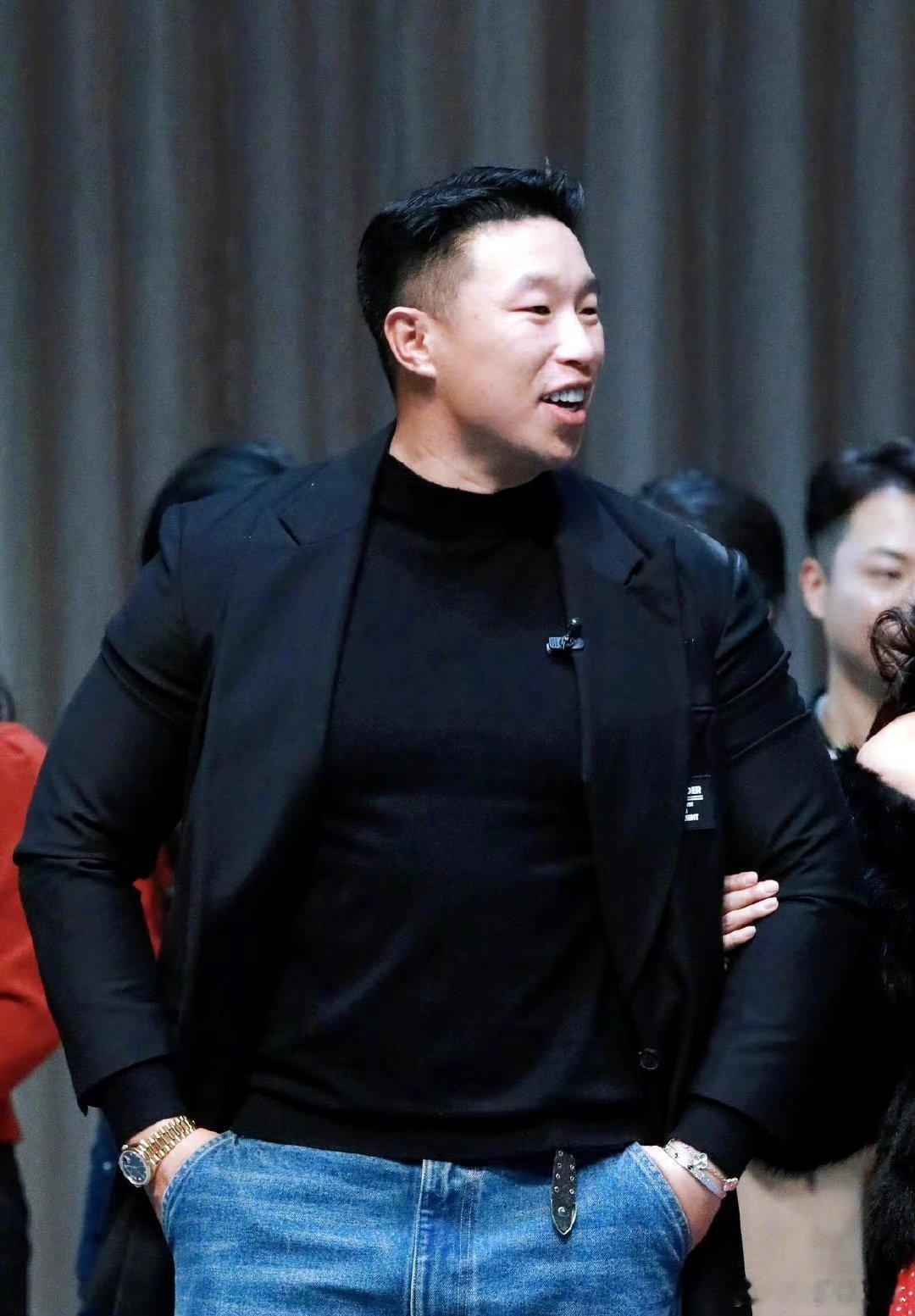 烧饼怕鸡不像是演的 不得不说，岳云鹏和张鹤伦太会玩！用鸡笼给烧饼来了个降维打击，