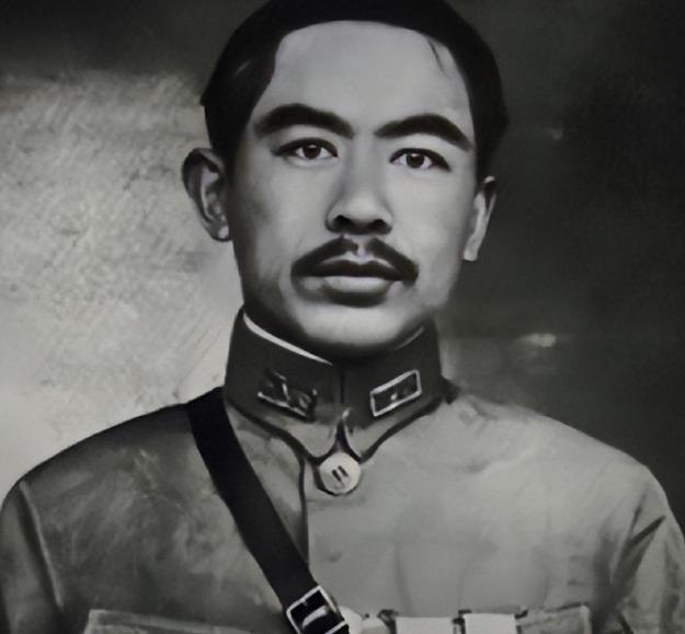 1944年，被调离新疆的盛世才，带着数十辆卡车的家当路过陕西宝鸡时，儿子看戏被打