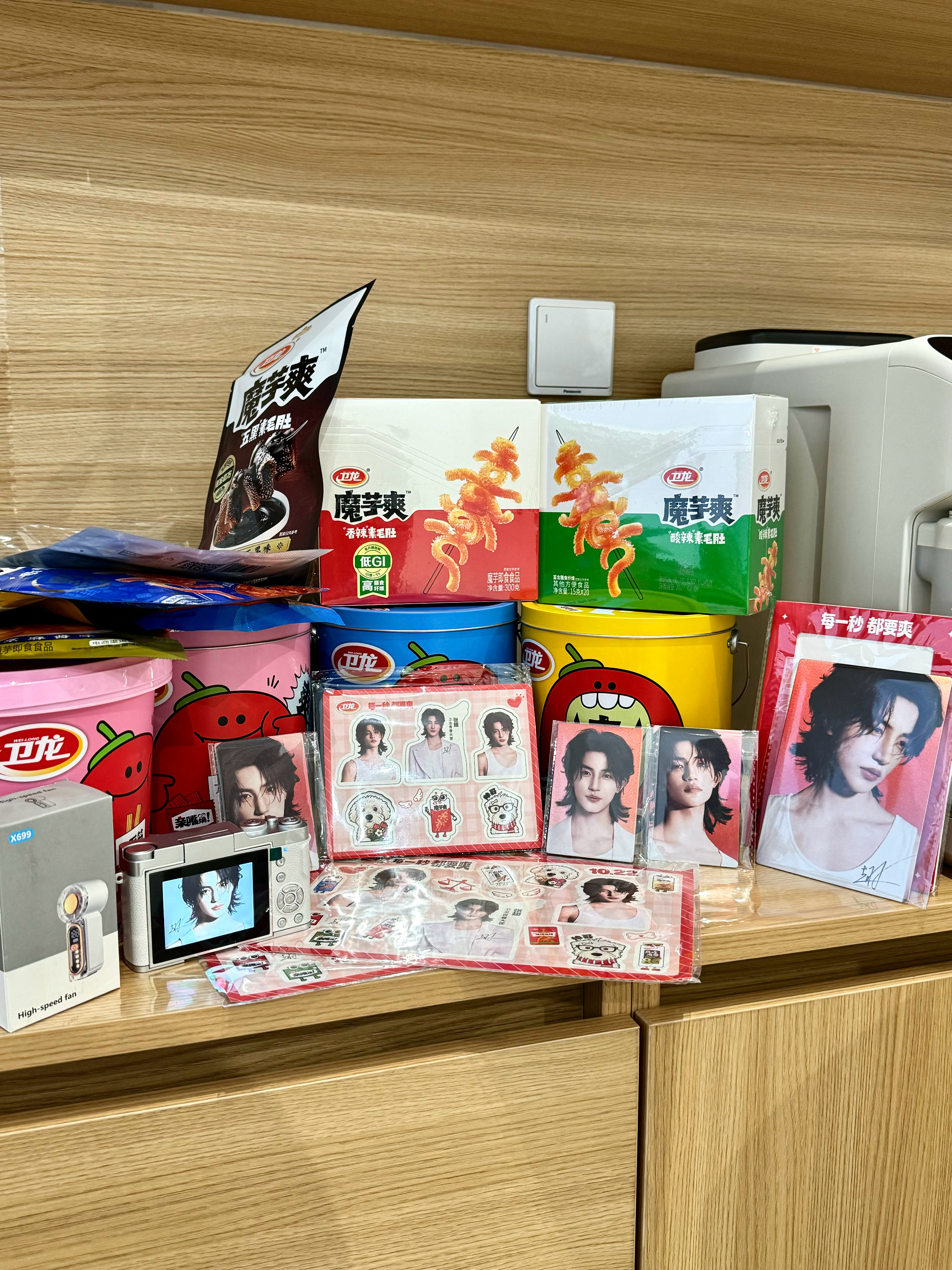 演员张翅  🌸 卫龙青春大使张翅 来张全家福 真的太多啦 谁能拒绝这么好看的四