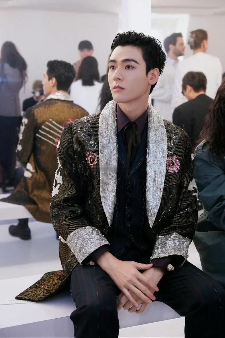 品牌大使龚俊已正式启程前往巴黎，将亮相Louis Vuitton 2027春夏男