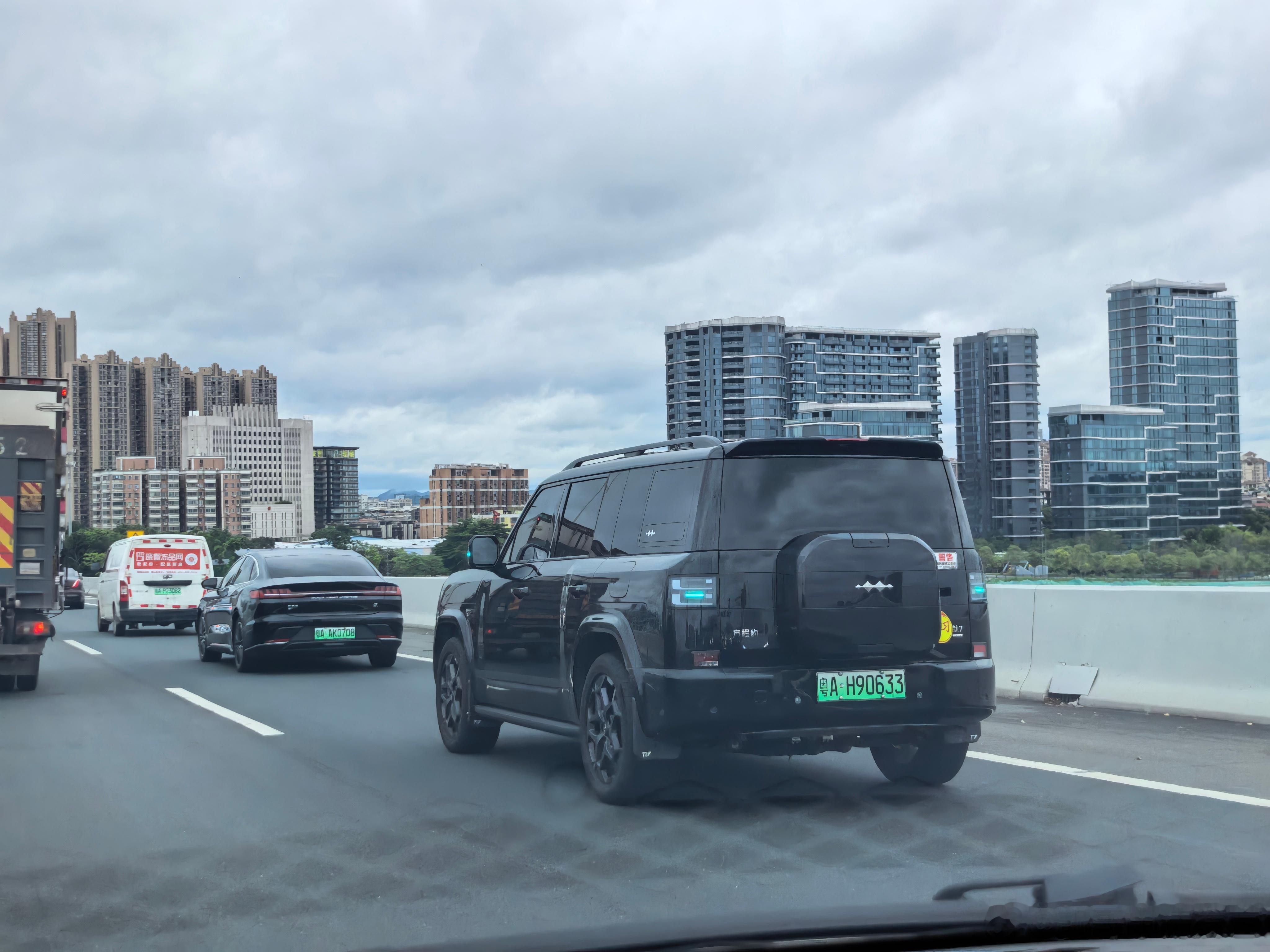 短短18公里的上班路，今天遇到的第5个开小蓝灯的，现在路上的智驾是真的越来越多了