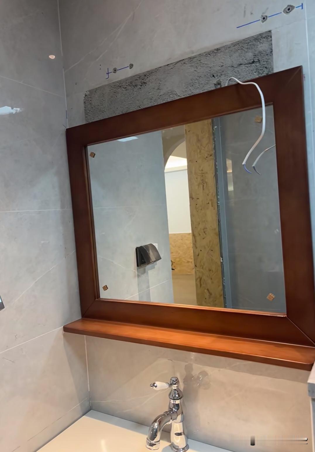 精装房处处是坑不说，
买的镜子小了想再单独配一个也是坑！

谁能想到精装房自带的