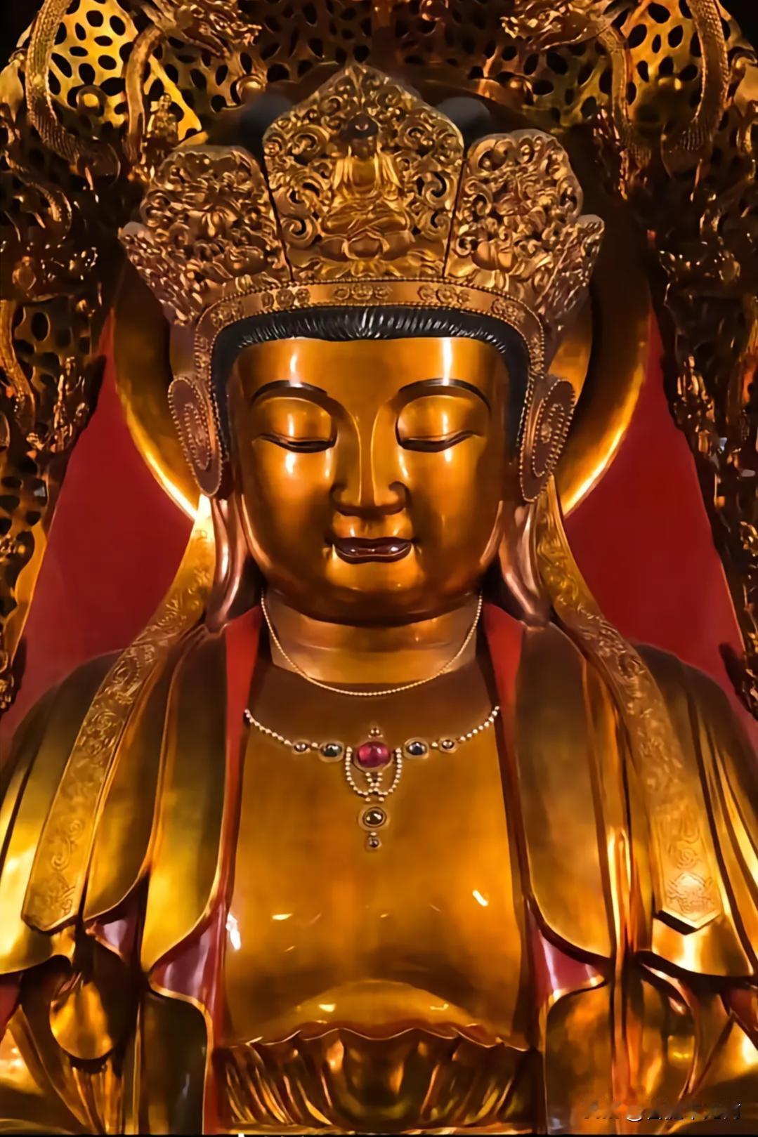 普陀山一眼，渡我半生尘
 
晨雾还未散尽，普济寺的铜铃已在海风中轻响。穿过朱红墙