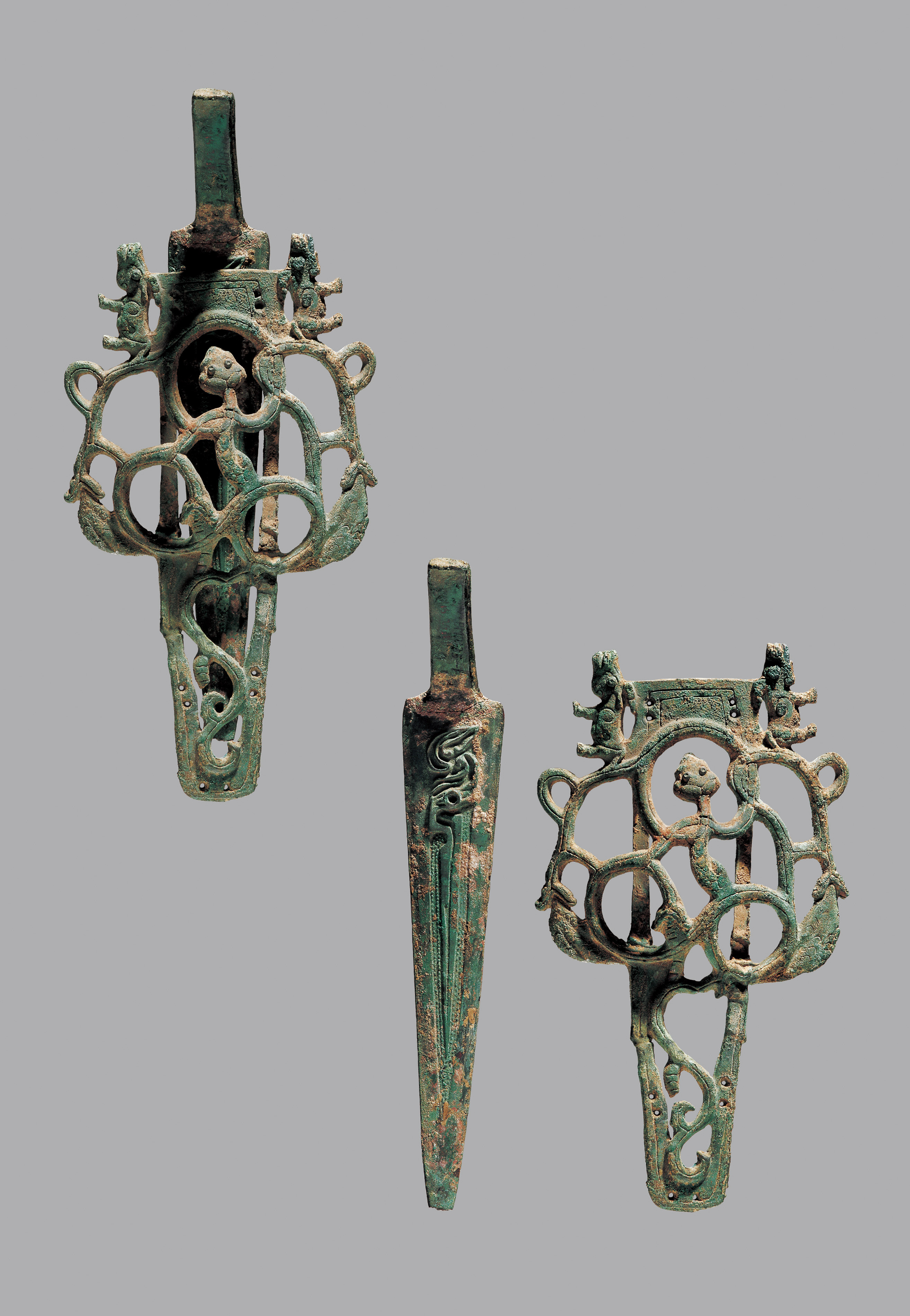 每天一件青铜器 甘肃省博物馆藏1972年甘肃灵台白草坡西周墓地出土西周:镂空鞘青