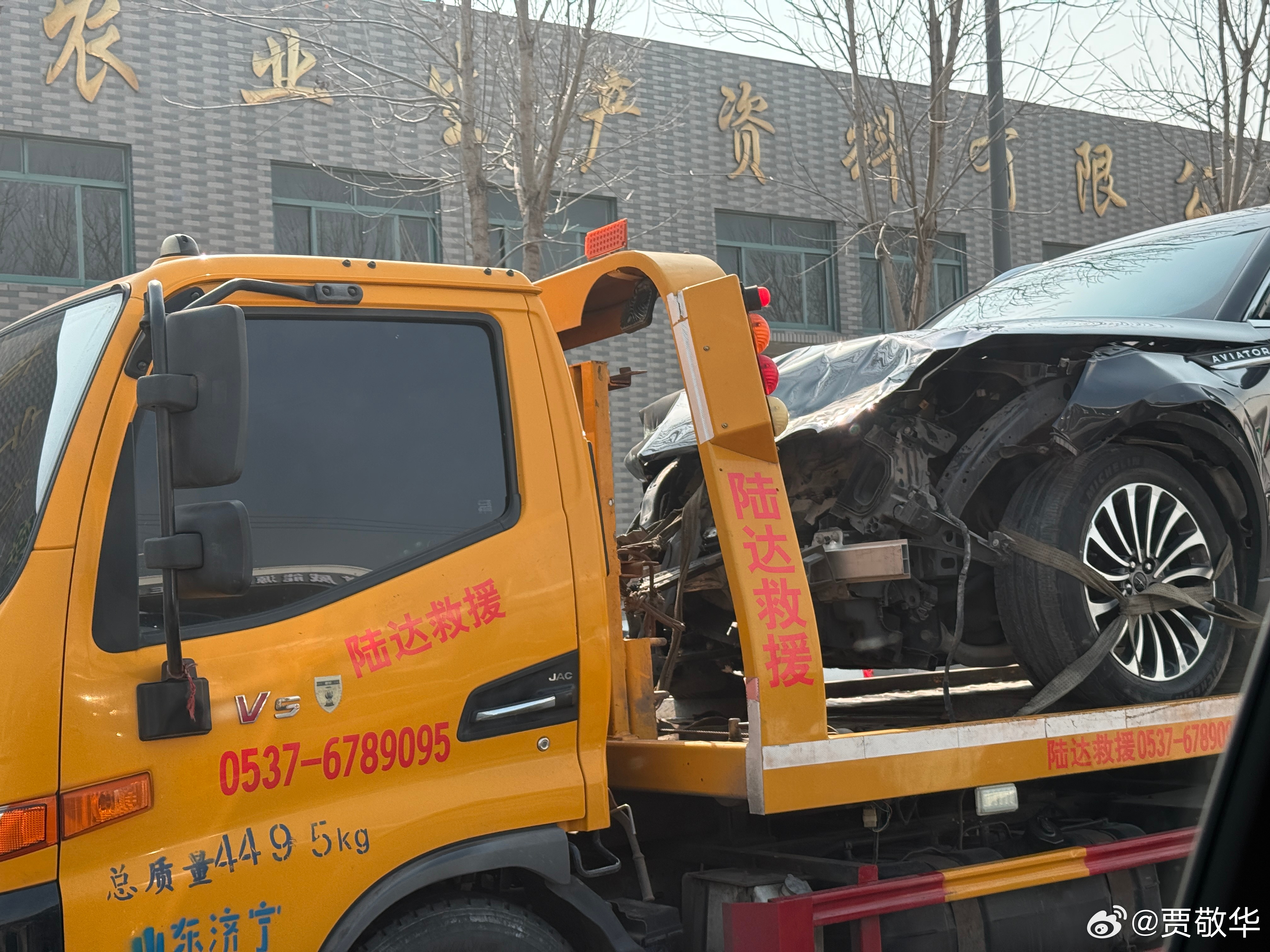 刚看到一辆事故车，好像另外一侧的轮子掉了，发动机也被撞坏了，维修费用至少也要大几