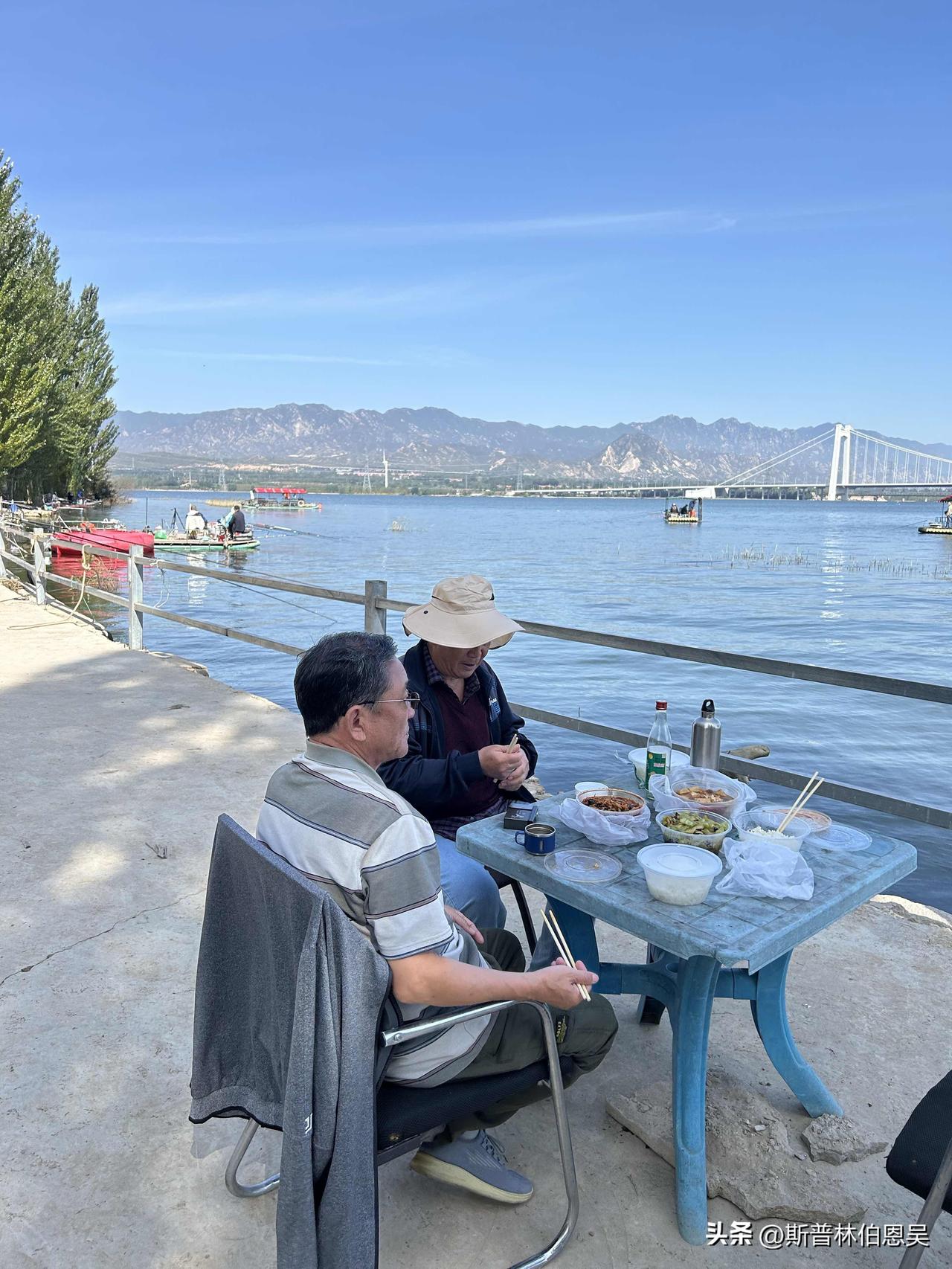 夏日闲暇我偏爱钓鱼，约上三五好友奔赴水边。迎着清风静坐垂钓，静待鱼儿咬钩，抛开平