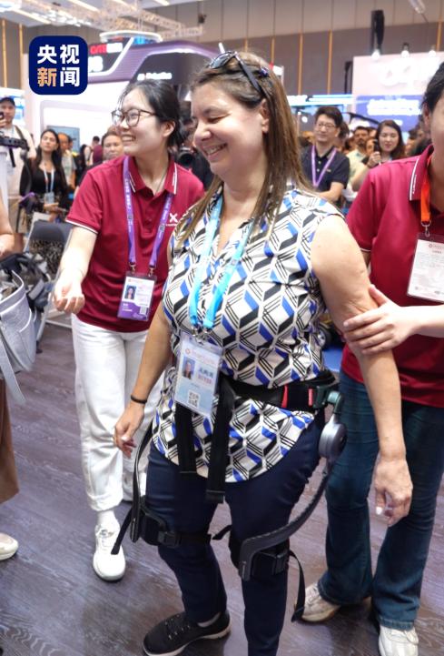 [熊猫]广州广交会的展厅里，一位阿根廷女士坐着电动轮椅，在展位前静静排了半小时队
