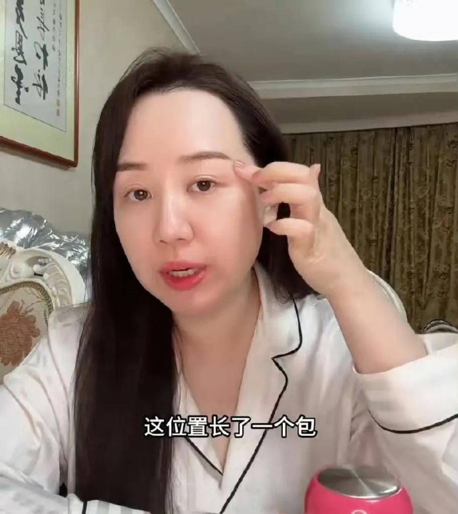 演员关凌提醒网友脸上长东西别手挤！
演员关凌13岁儿子左侧眉骨下方长出红肿疼痛的