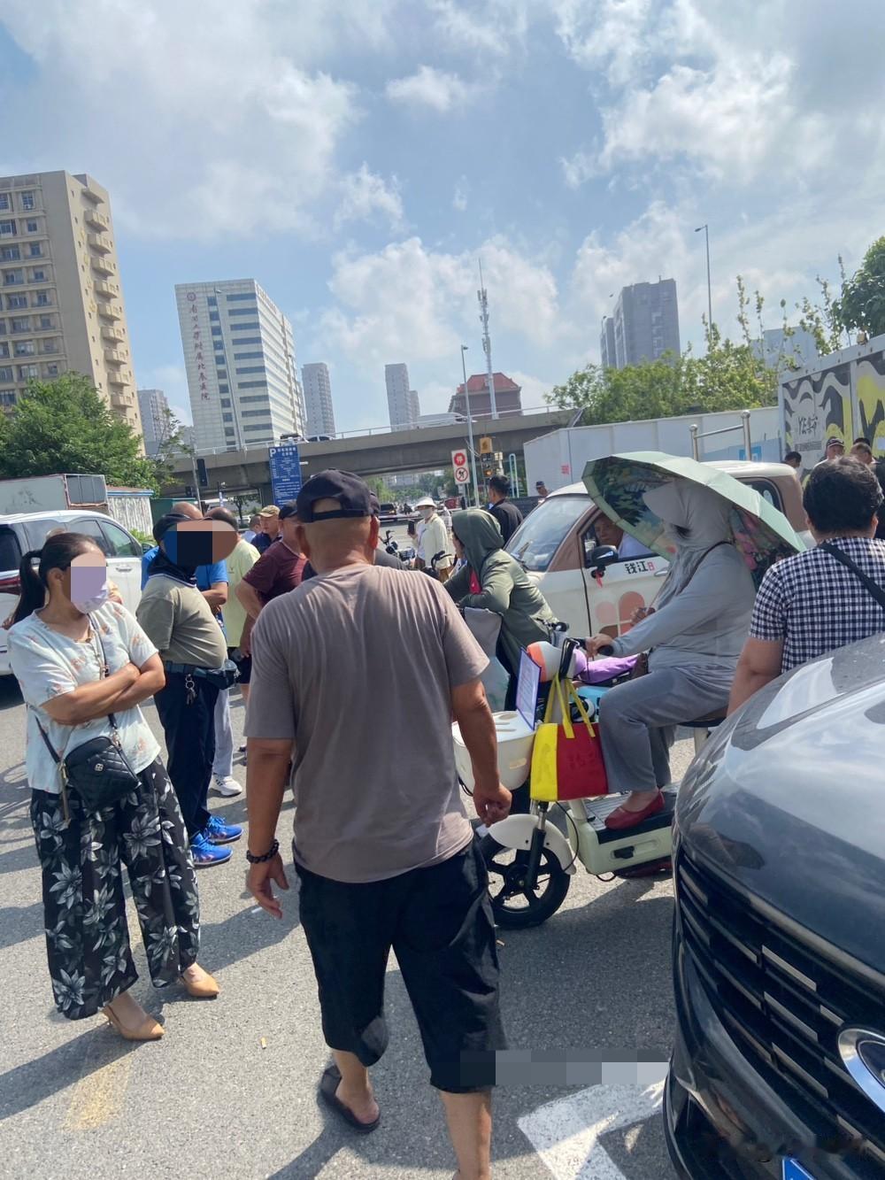 北辰玉龙湾广场每周二，四，六劳务市场找工作的人都是老年人！这里成了老年人找工作的