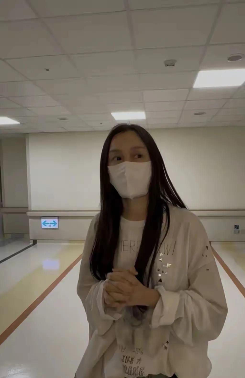 范玮琪去医院探视陈建州的衣服，乃至妆容，真的让人觉得不是女歌手，不是女明星，而是