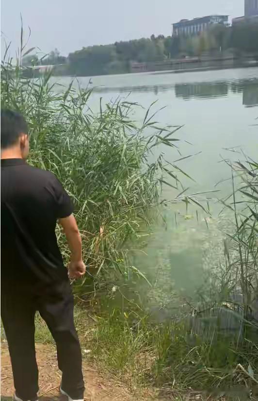 10岁孩子在校门口徘徊两次后走向河边……一周内被班主任体罚整整8次？警方从不予立