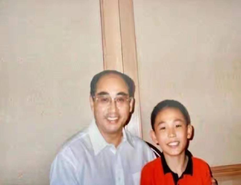 反差太大！乒坛传奇庄则栋儿子，不会打球成亿万富豪
 
    虎父无犬子？乒坛传