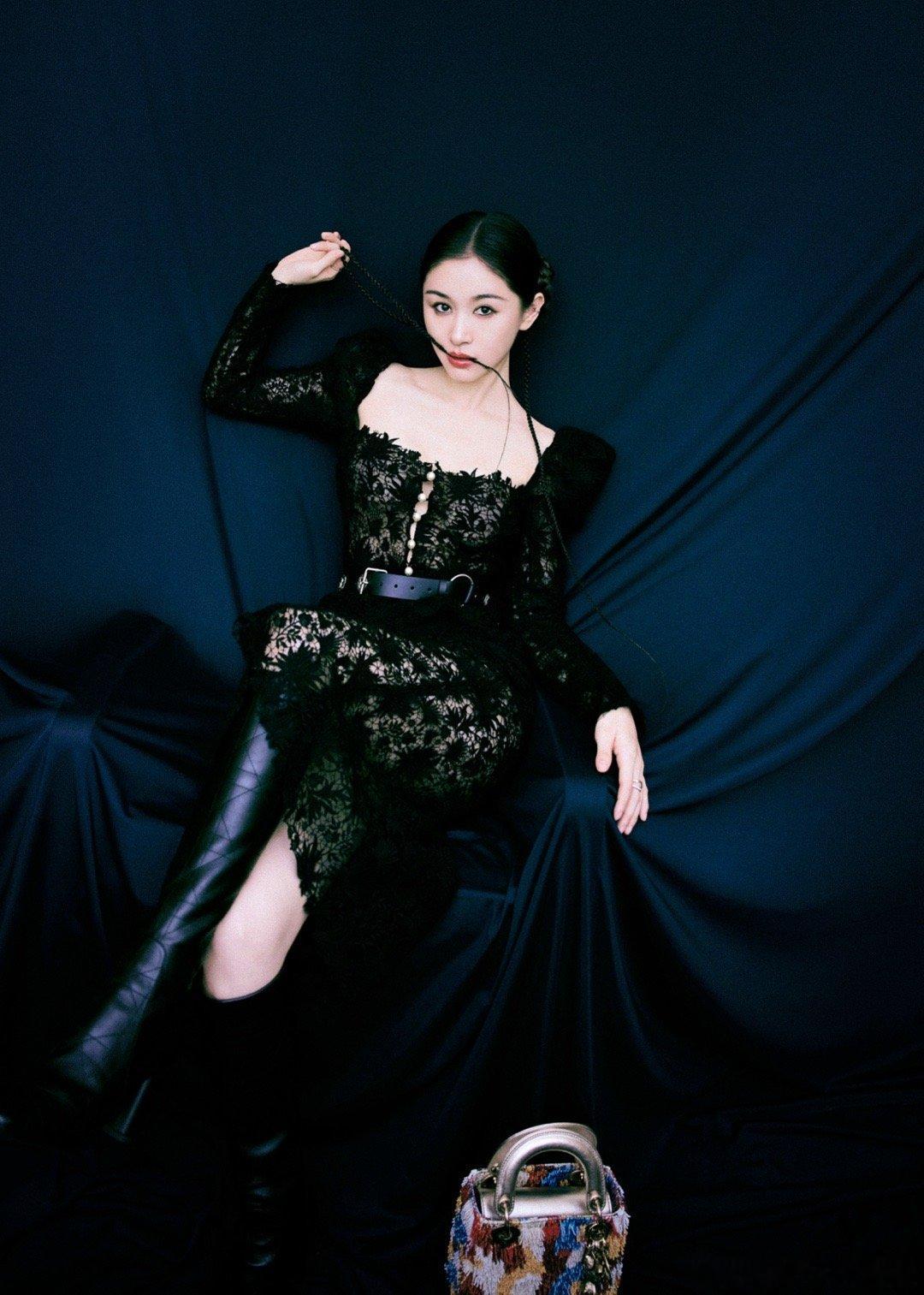 #王子文换新发型了# 王子文新造型惊艳众人，珍珠纽扣是奢华密码，解锁优雅魅力。小