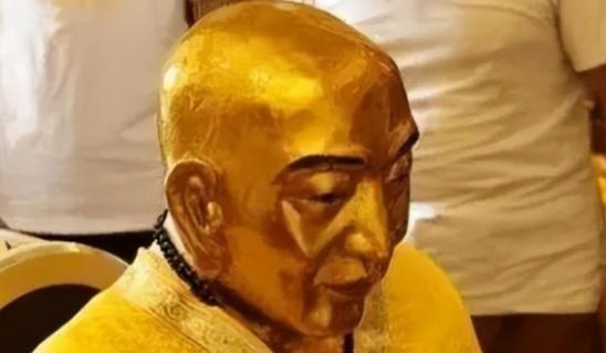 1996年，山西一位名叫李金锁的村民，在清扫佛像时，无意中将佛像上的泥皮碰掉了，