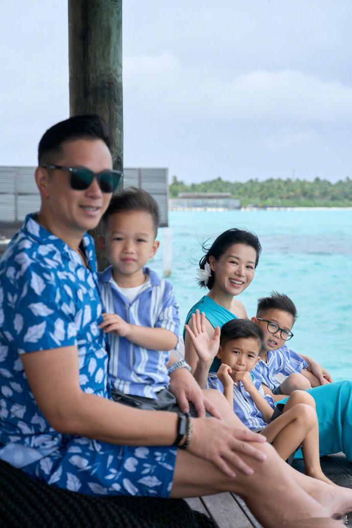 胡杏儿一家马尔代夫度假胡杏儿一家五口马尔代夫度假plog胡杏儿带着家人在马尔代夫