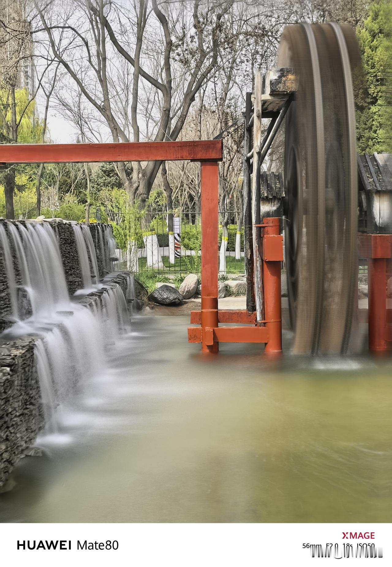 随拍 春日的风，吹过黄河岸的柳梢，也吹醒了这座老水车。它的木轮在流水中缓缓转动，