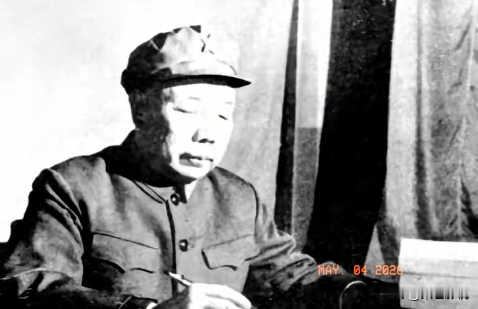 长征途中，一红军干事在筹粮时被土司武装抓走。当萧华前去谈判时，土司放话说：“留下