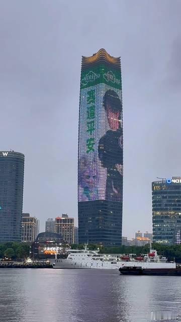 大屏地标为王一博祝平安 看到王一博的名字出现在上海地标的大屏上，真的感觉他就是那