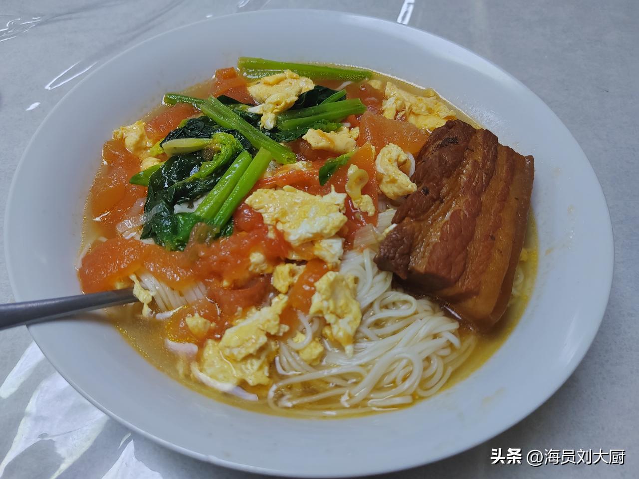 原本计划今天上午十点离港，结果还是推迟了，从昨天晚上开始就一直没有装货，直到今天