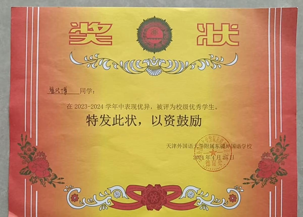 期末画圈全色素描直接冲上全班前三

回家还抢着拖地，我差点以为是别人家的娃

原