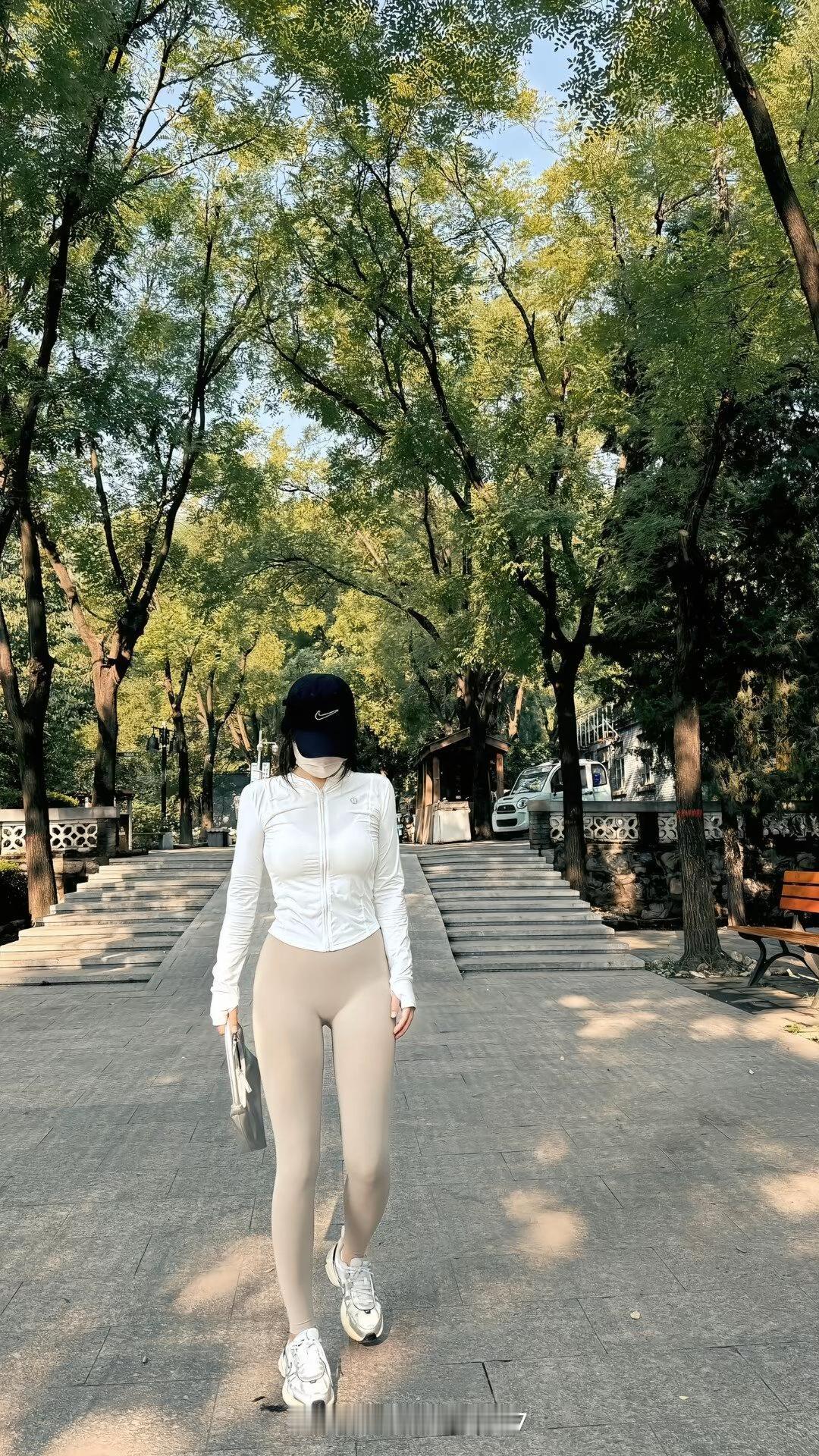 谁懂啊！瑜伽裤早就不是健身房专属了！
 
懒人友好的百搭公式来抄作业：修身白色防