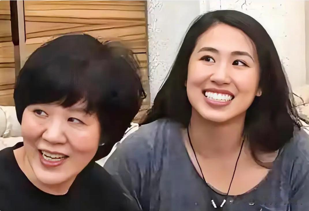这是在美国的郎平与女儿白浪的一张合影。被誉为“铁榔头”的郎平，是中国女排标志性人