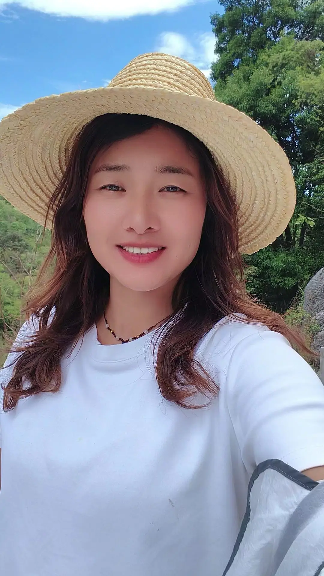 很喜欢莫言曾说的一句话：“世事犹如书籍，一页页被翻过去。人要向前看，少...