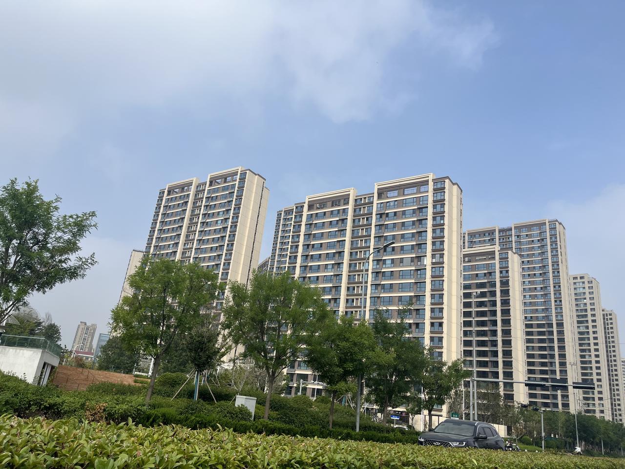 可别说青岛市区土地稀缺了。

这几天，看了几则新闻，关于土地性质变更公示的。青岛