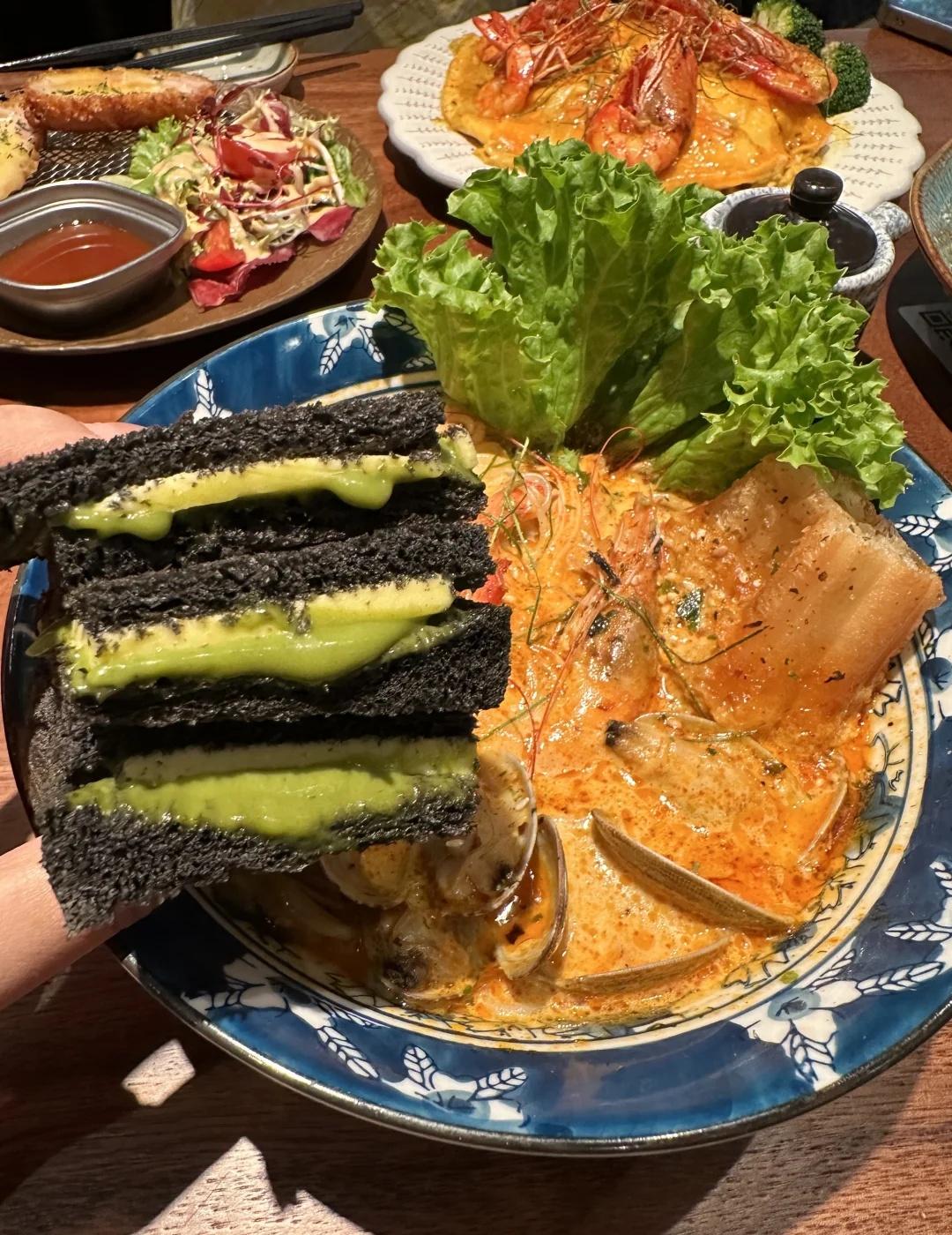体育西新的！！！巨浓郁海鲜面（29r）
体育西新发现的小食堂！！！
现点现做，好