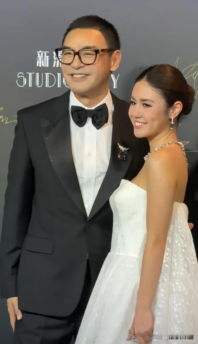 近日，钟镇涛与女儿钟懿同框走红毯，时间过的太快了，钟镇涛与范姜的女儿都这么大了，