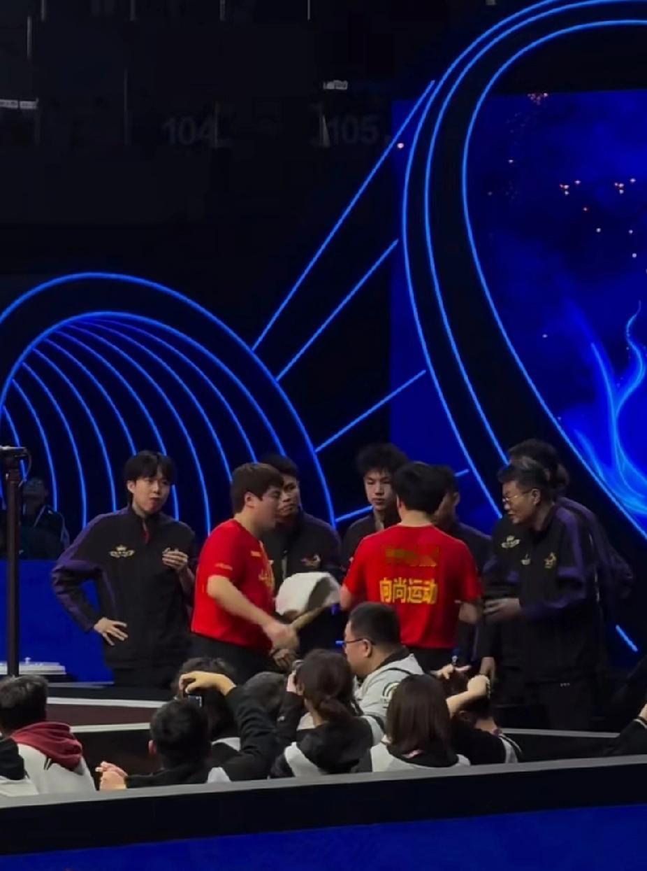 乒超半决赛名场面！大头边吃边点赞，教练忙给双打好手复盘
 
2025乒超总决赛男