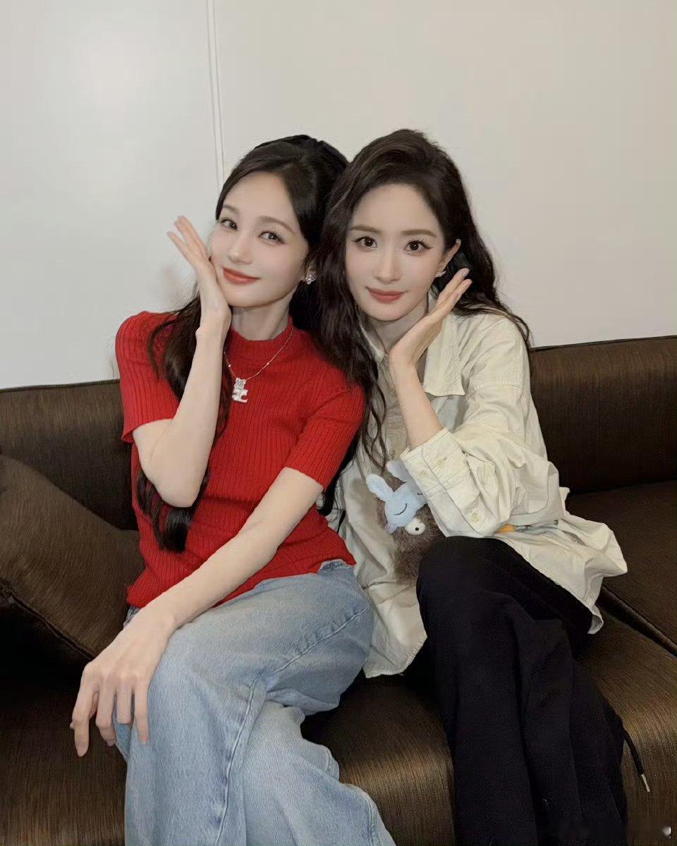 杨幂李一桐嘟嘴合照 美女同框了！！ 
