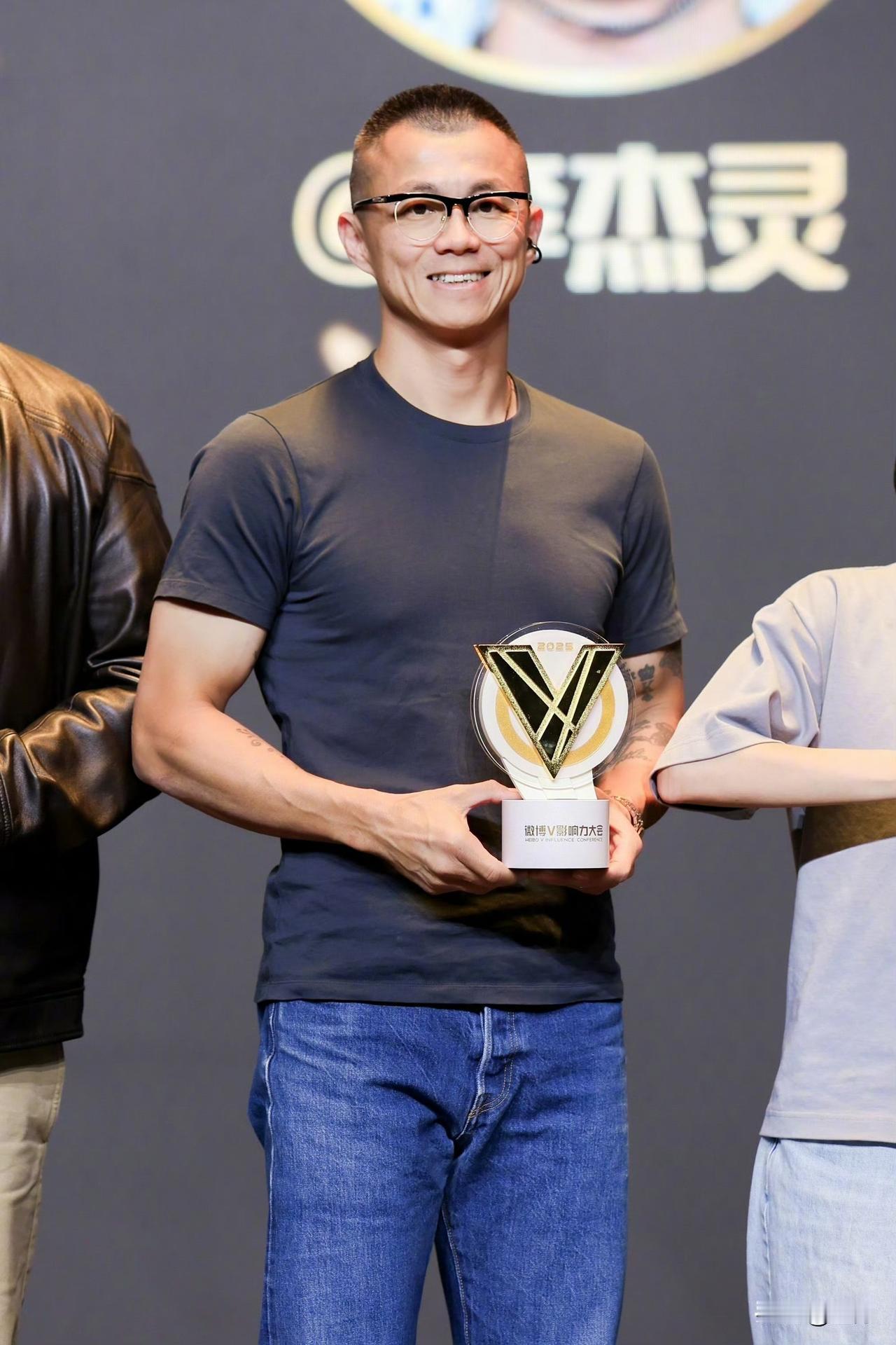 陈震: 得了三个奖 开心！

今天晚上，陈震在社交网络上晒出了，他捧着三个不同奖