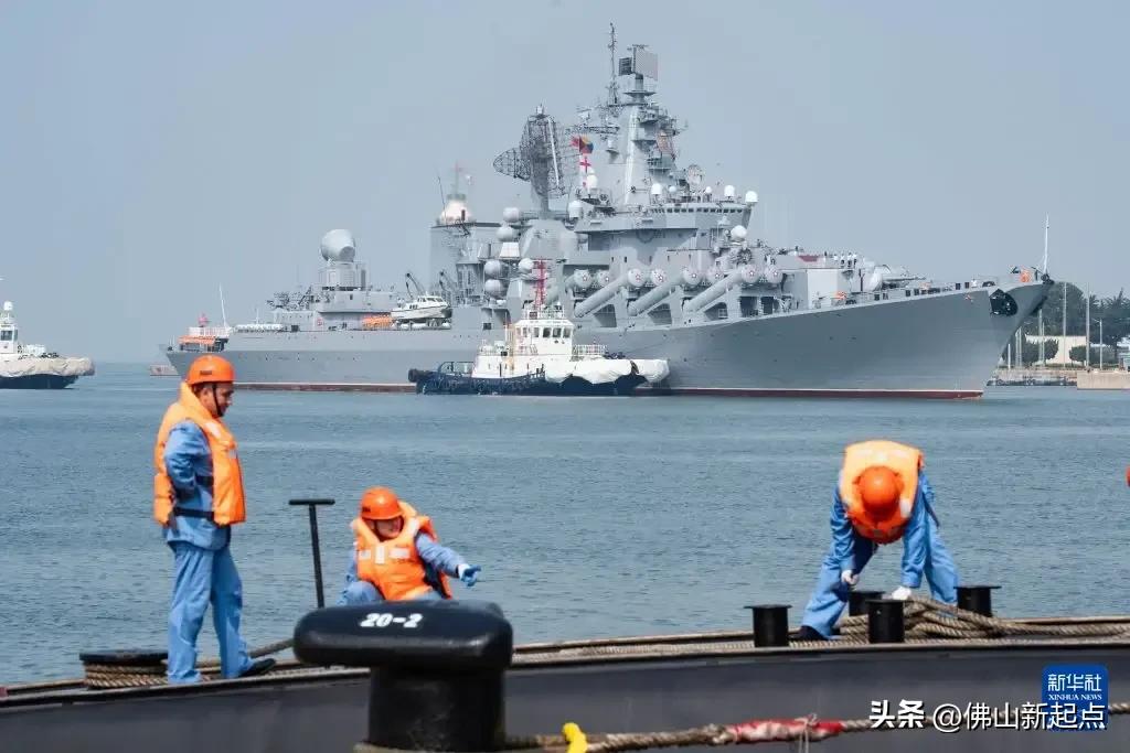 “瓦良格”号导弹巡洋舰靠泊青岛期间，俄军向中方移交了联演指挥权。俄方少将特别强调