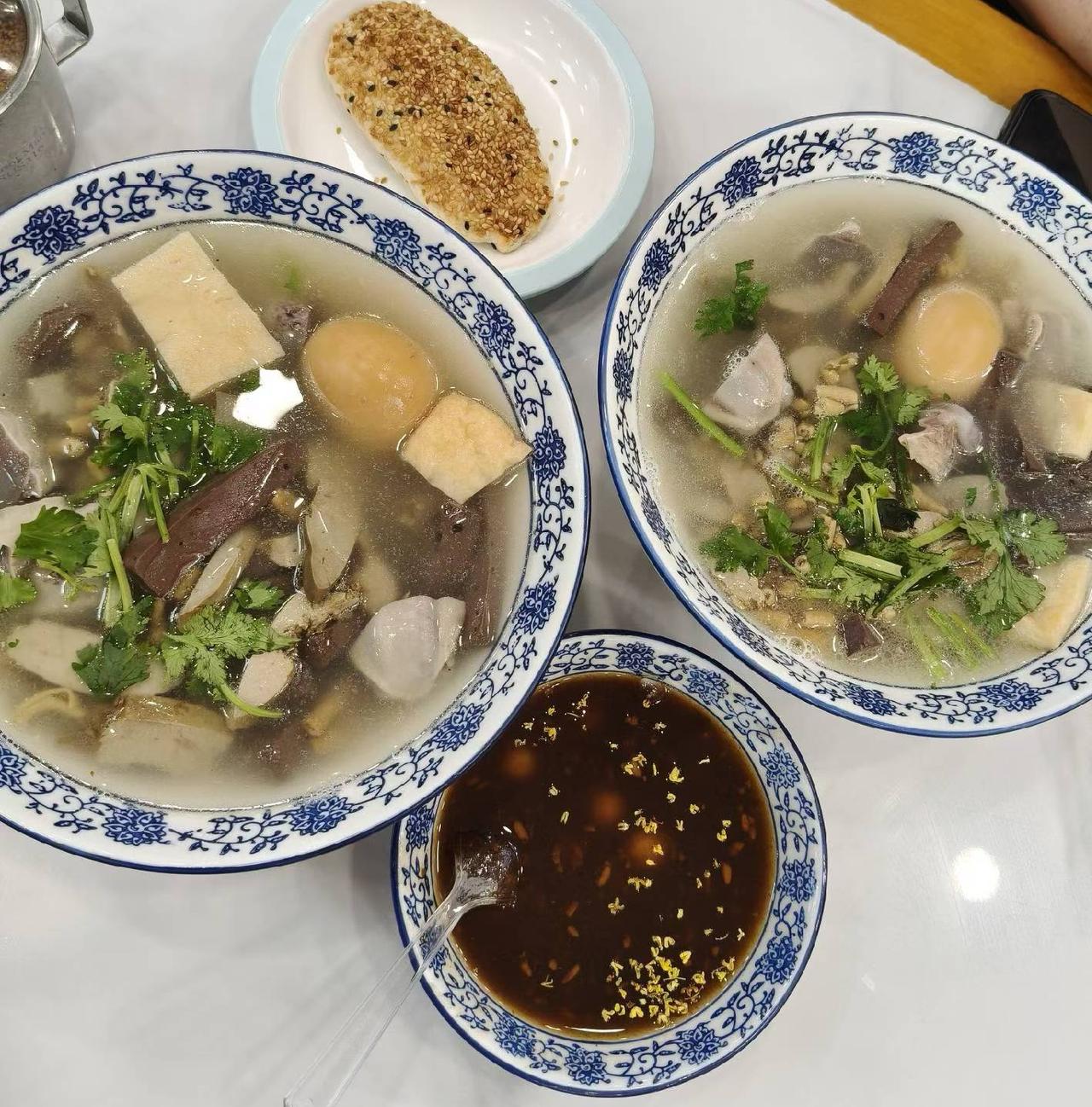 一只鸭子到了南京，可以成为无限美味，鸭血粉丝汤绝对是全国第一！南京烤鸭那味道也是