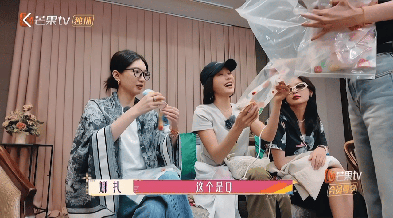 #娜扎送花少每个人礼物# 七年过去了，无论是回看之前的花少，还是回看这一次的好友