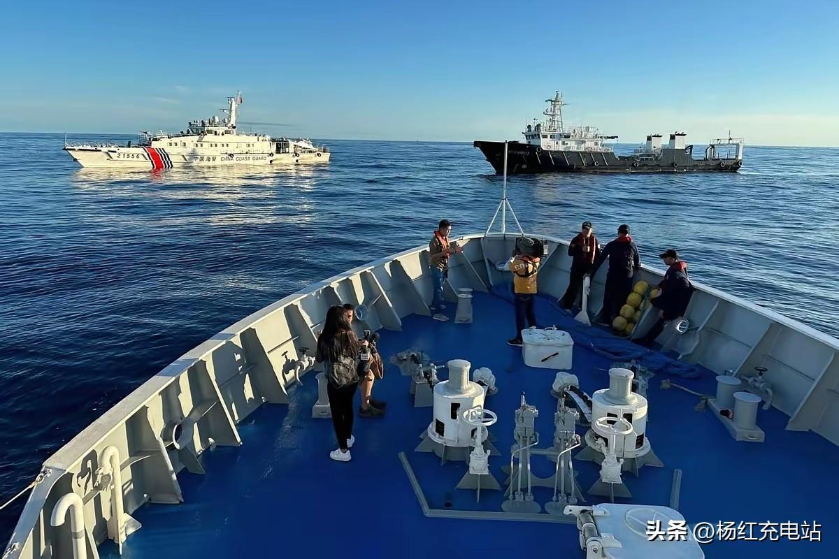 刚给补给便翻脸！菲方纠集多船挑衅，中国海警依法处置寸步不让
 
在南海黄岩岛海域
